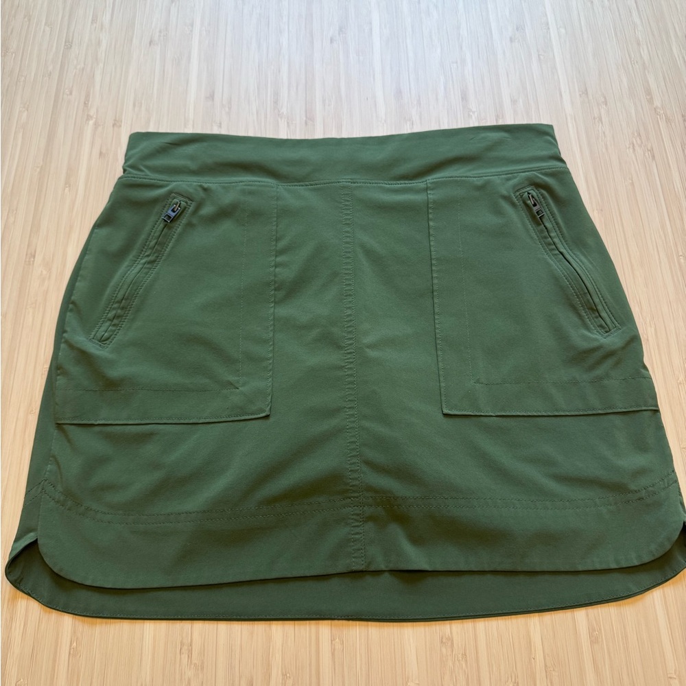 Athleta Chelsea Cargo Skort in Army Forest Green Sz 8 with Zip Front Pockets